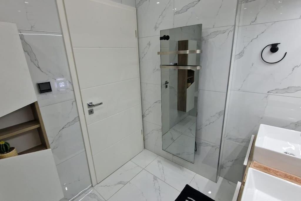 Suite Prestige Logement Neuf Avec Spa Et Ecran De Cinema En Rez De Jardin Colmar Exterior foto